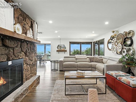 5th image of 1420 Point Of The Pines Dr