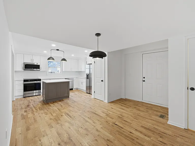 2413 Charleston Oaks Ln — Photo 4