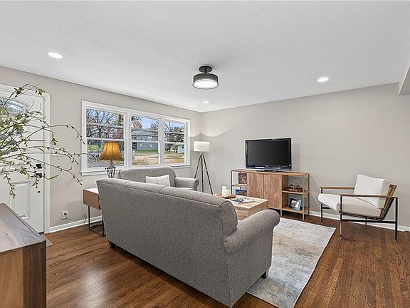 5th image of 318 N Park St