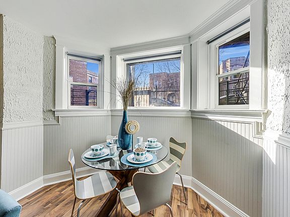 2nd image of 1037 N Damen Ave