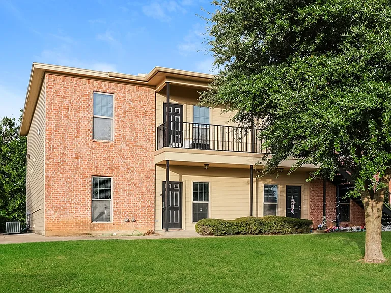 2100 Breezy Dr — Photo 1