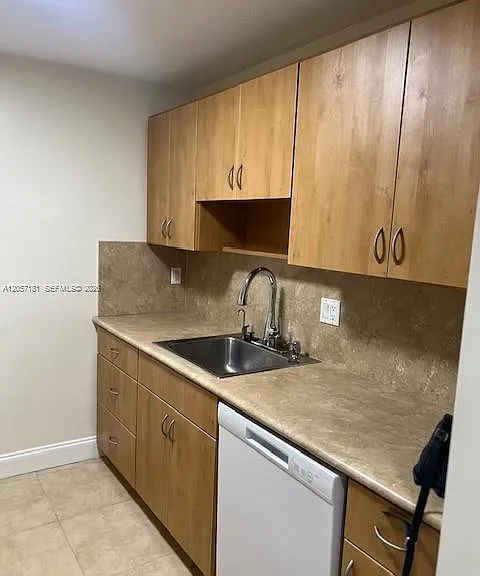 14525 N Kendall Dr #304J — Photo 8