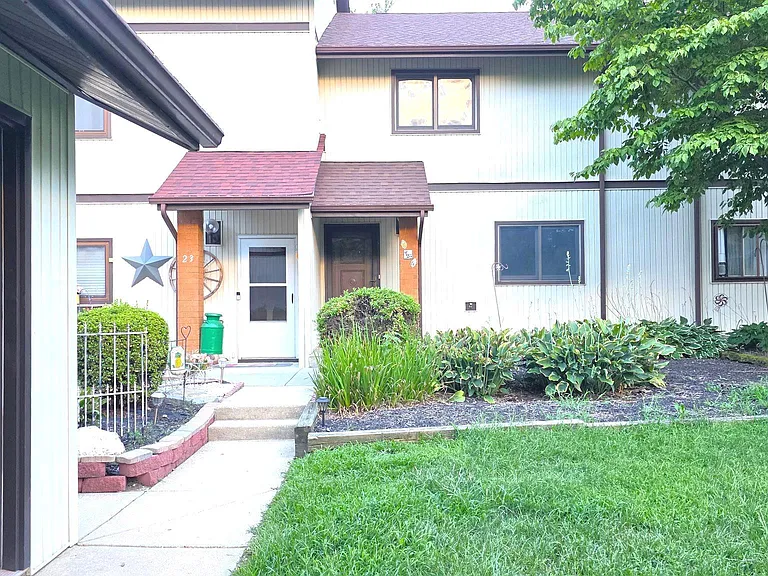25 Village Dr — Photo 2