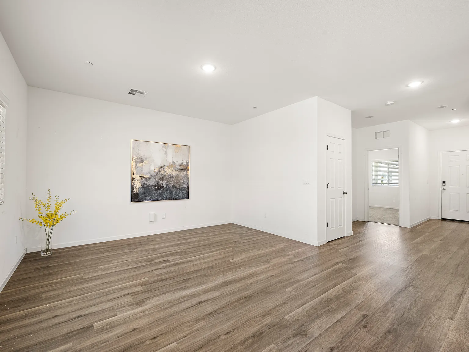 4 bed, 2213 sqft, $2,900 — Photo 2