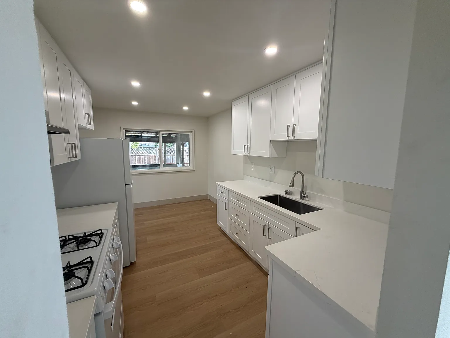 3 bed, 1220 sqft, $3,195 — Photo 2