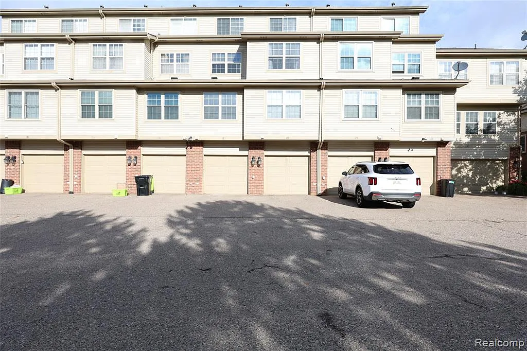 3 bed, 2.0 bath, 1641 sqft, $2,400 — Photo 3