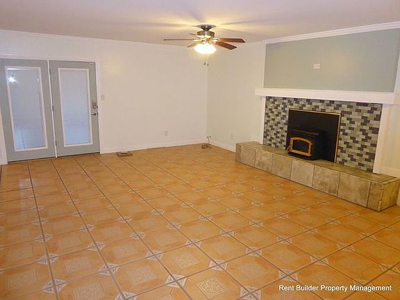2nd image of 3207 Dakota St NE