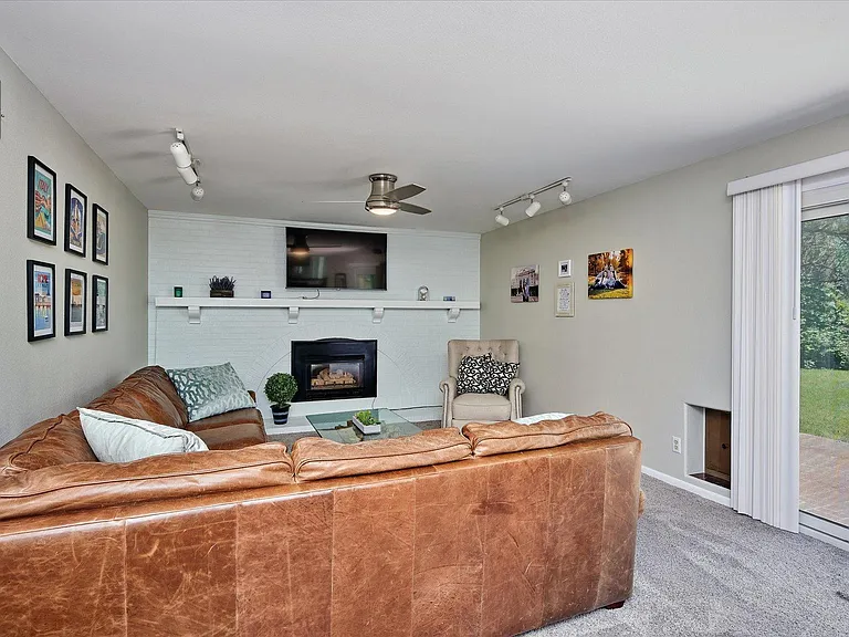 2242 S Poplar St — Photo 11