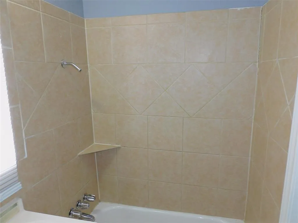 3 bed, 2.0 bath, 1352 sqft, $1,599 — Photo 3