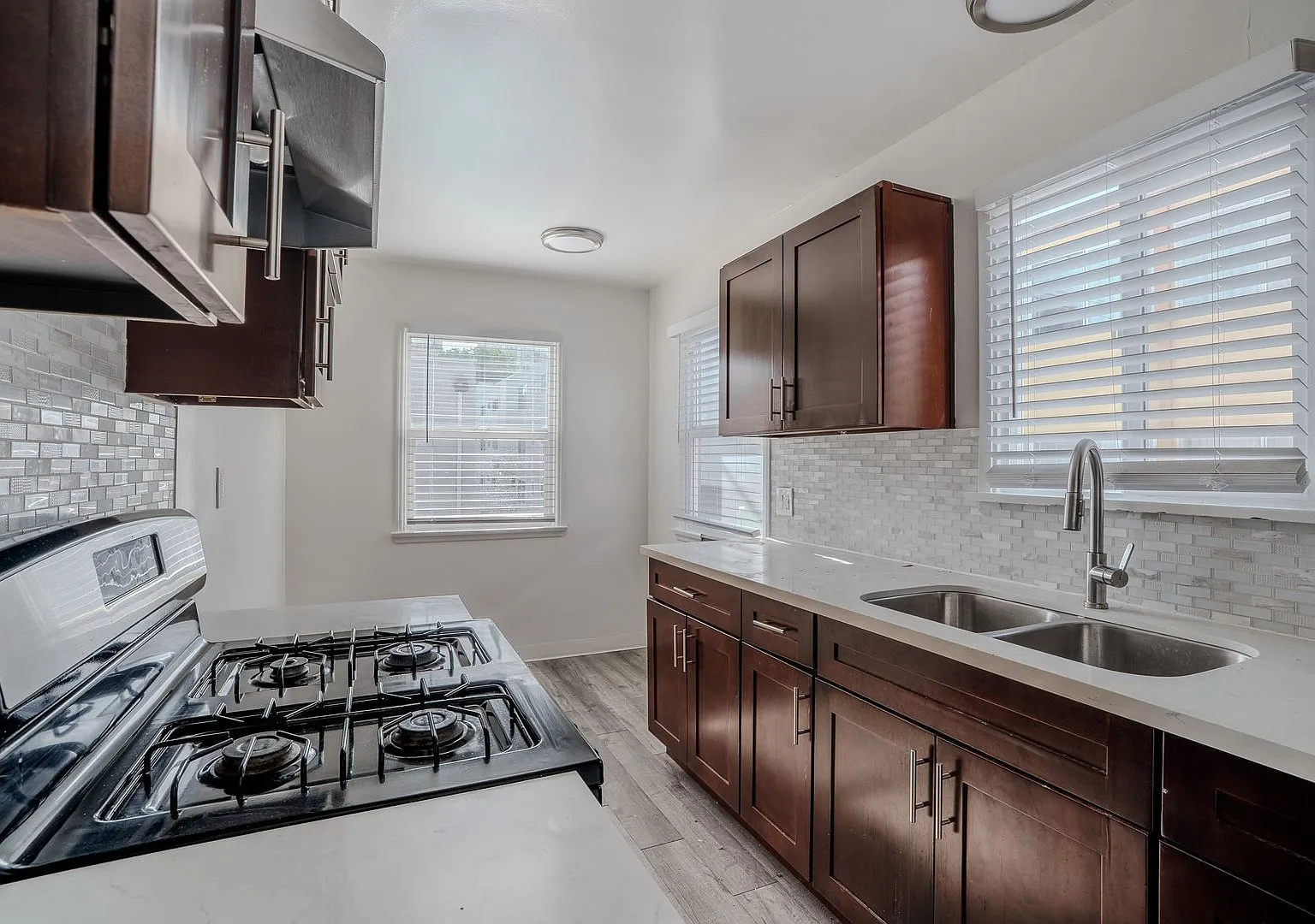 922 E. 2nd St. — Photo 4