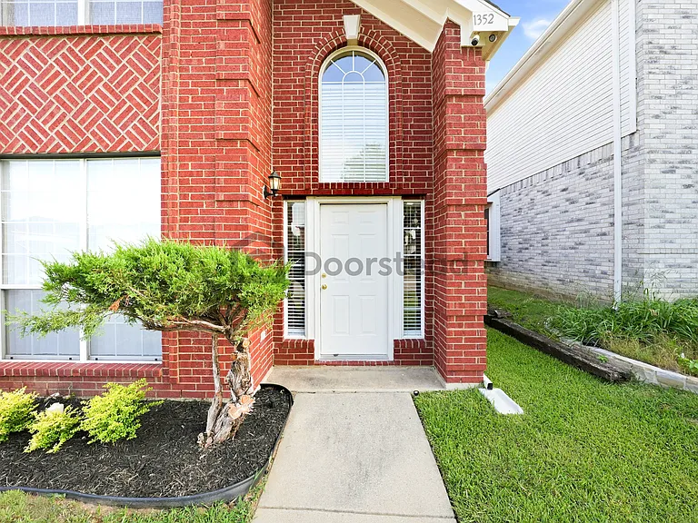 1352 Mae Dr — Photo 6
