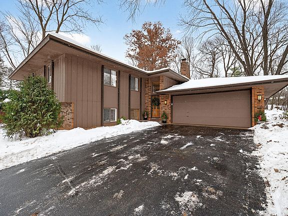 3rd image of 12825 Woodview Ln