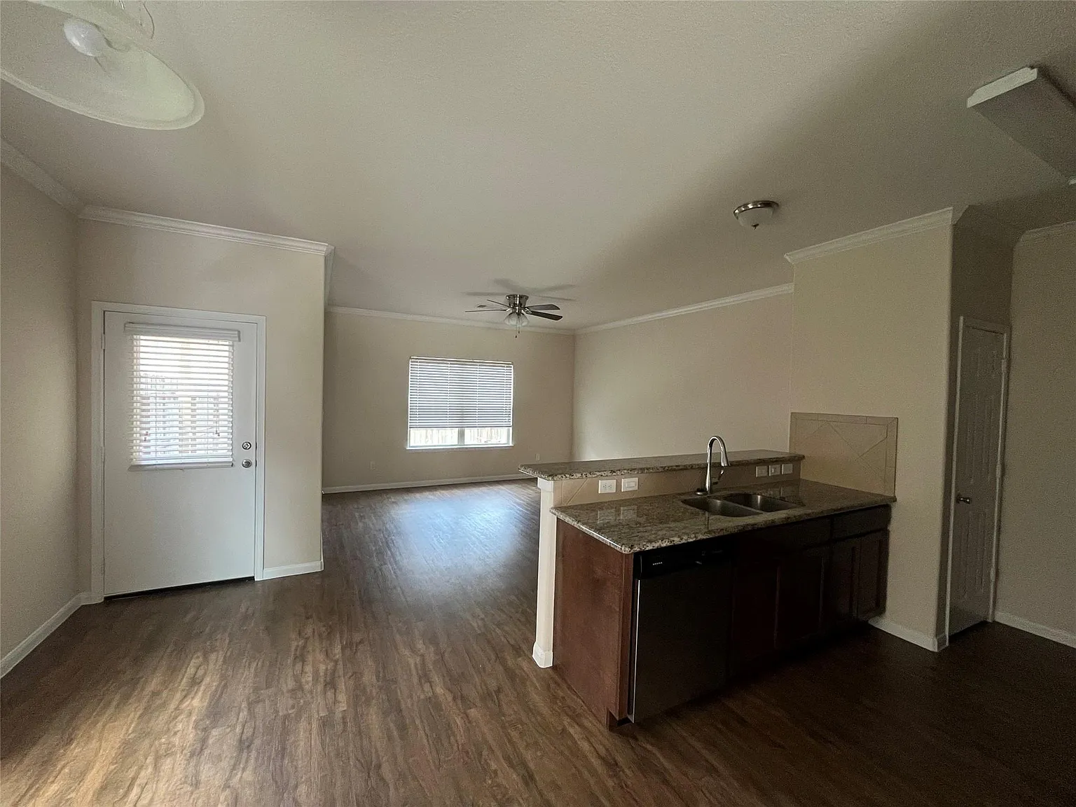 2 bed, 2.5 bath, 1332 sqft, $1,550 — Photo 2