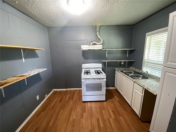4th image of 625 W Market St