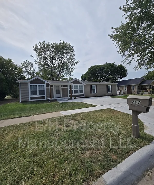 501 S Edwards Ave #1