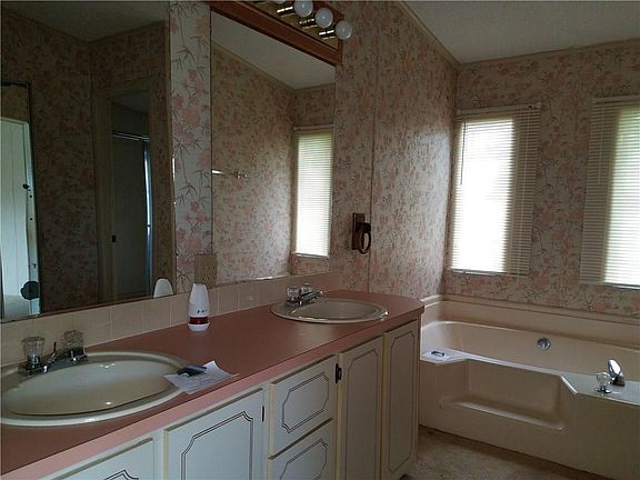 3rd image of 1332 Barefoot Cir