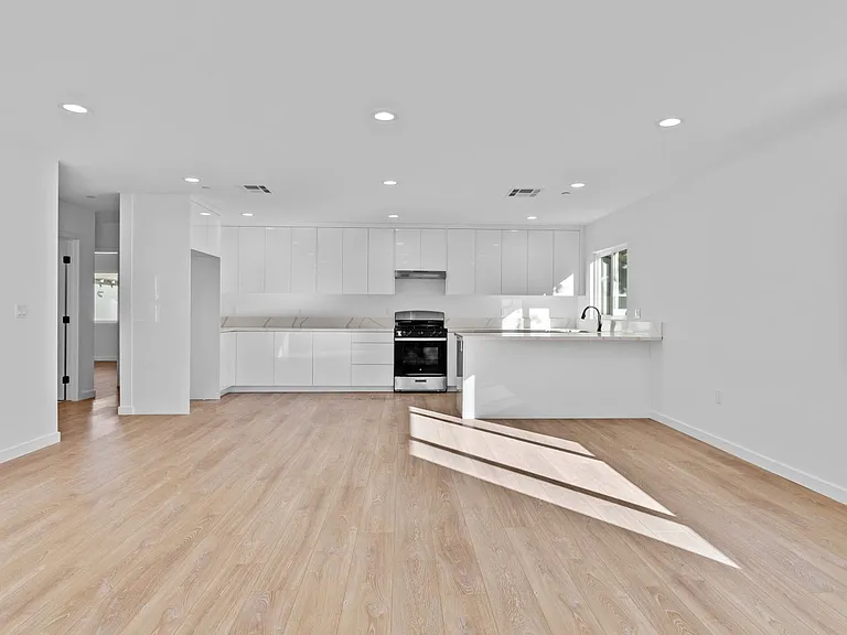 6842 Cedros Ave — Photo 6