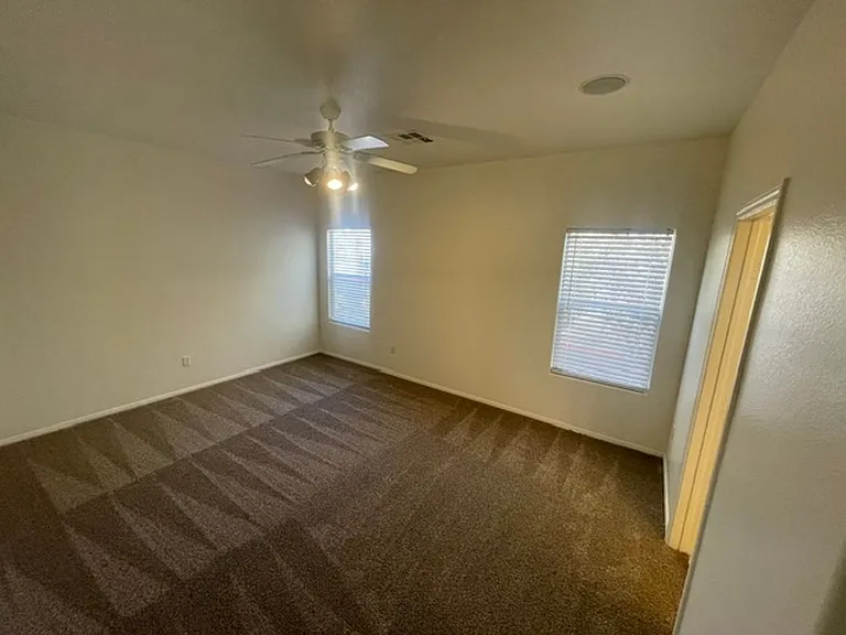 251 Queens Ct — Photo 25