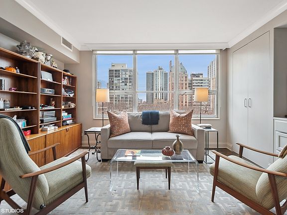2nd image of 1515 N Astor St APT 8A