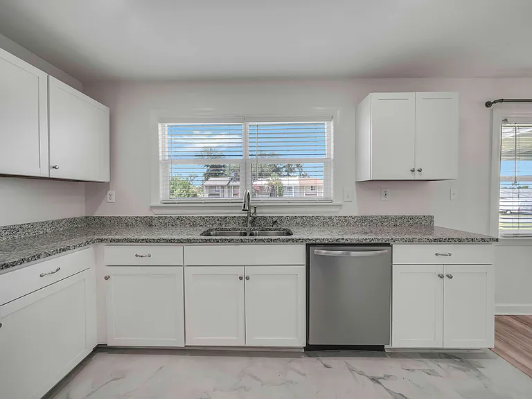 4900 S Lakewood Dr — Photo 4
