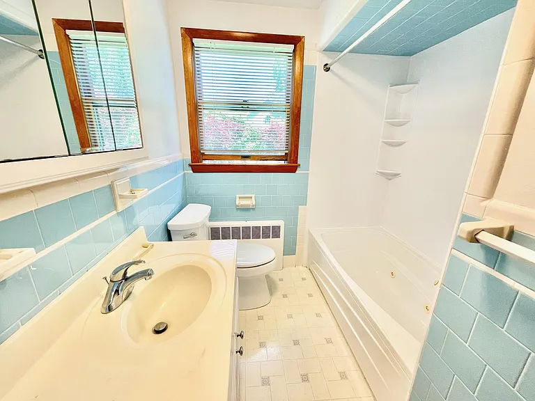 Full bath between bedrooms