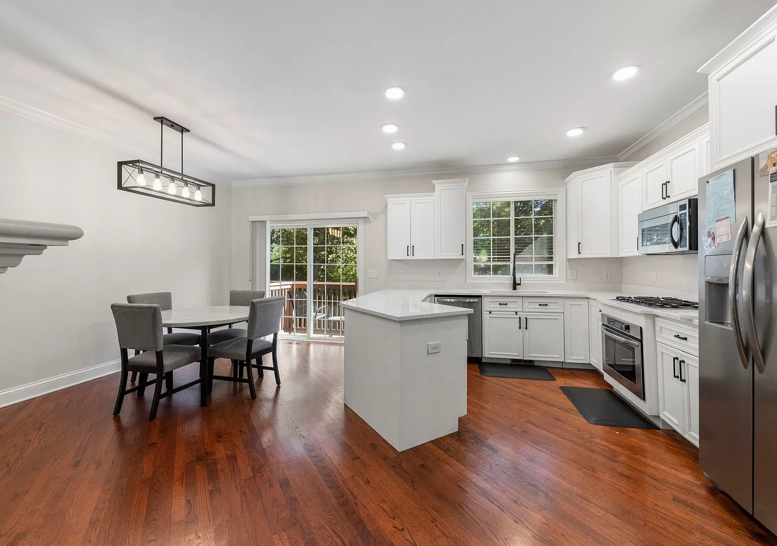 3 bed, 4.0 bath, 2100 sqft, $3,750 — Photo 4