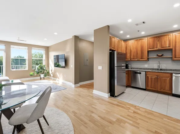 2 Harvest Dr #212, North Andover, MA 01845