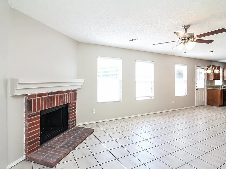 8737 Hunters Point Way — Photo 3