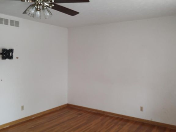 2nd image of 1546 N Nelson Ave