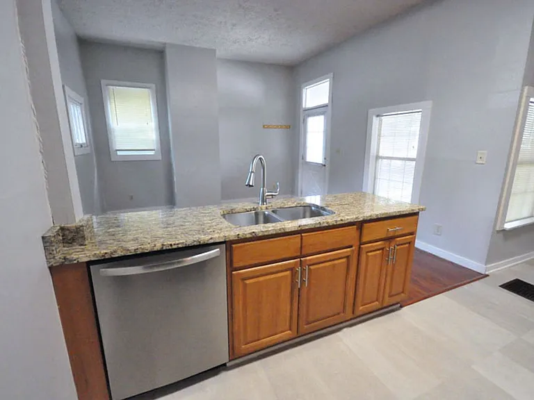 1518 Worthington St #A — Photo 4