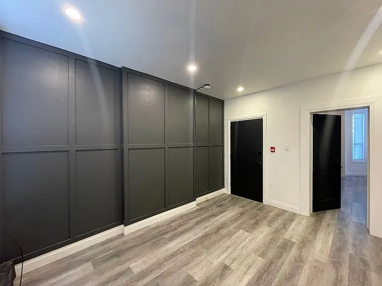 233 Victoria Ave N #4 — Photo 7