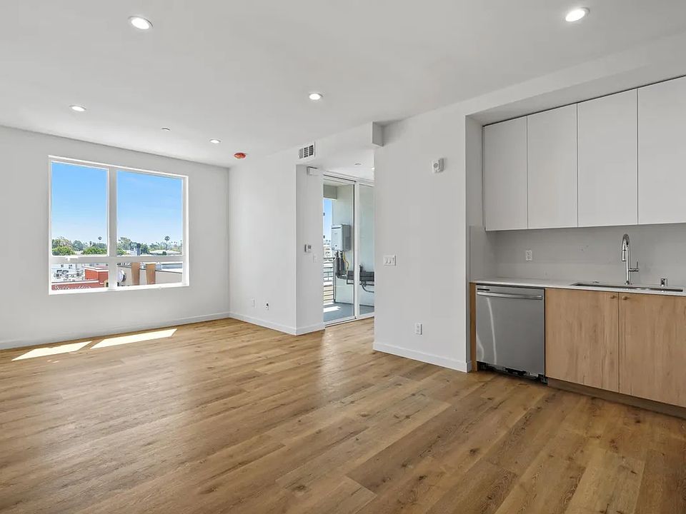 1st image of 222 N Manhattan Pl #201
