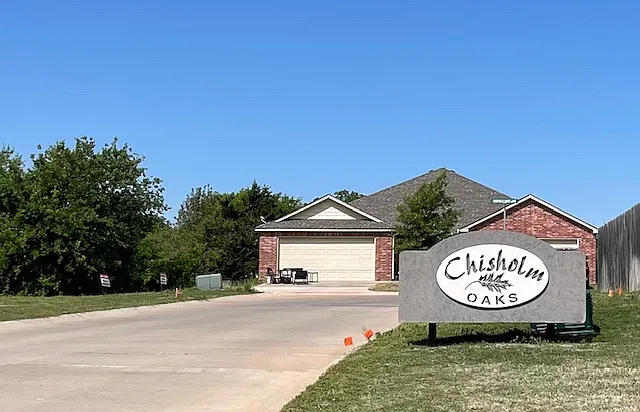 Chisholm Oaks — Photo 2