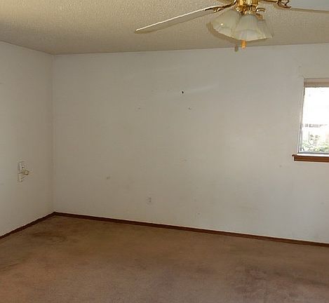 3rd image of 813 SW 47th St