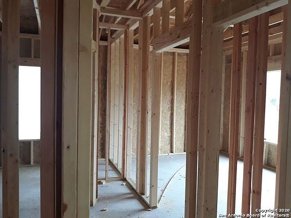 5th image of 915 Yucca St