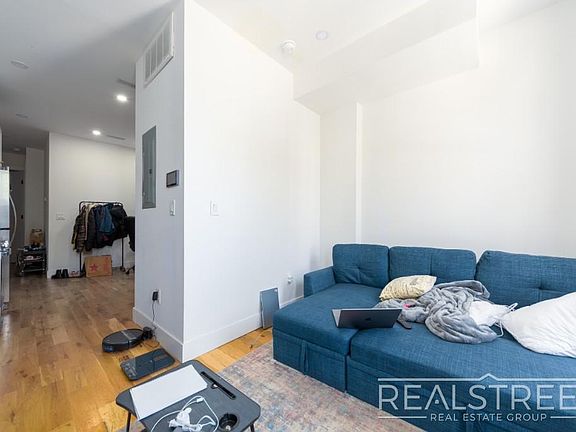 4th image of 10 Marconi Pl APT 2