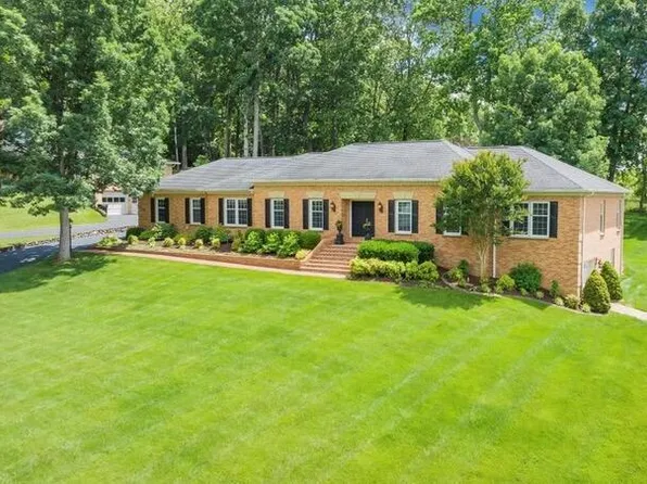 8248 Olde Tavern Rd, Roanoke, VA 24019