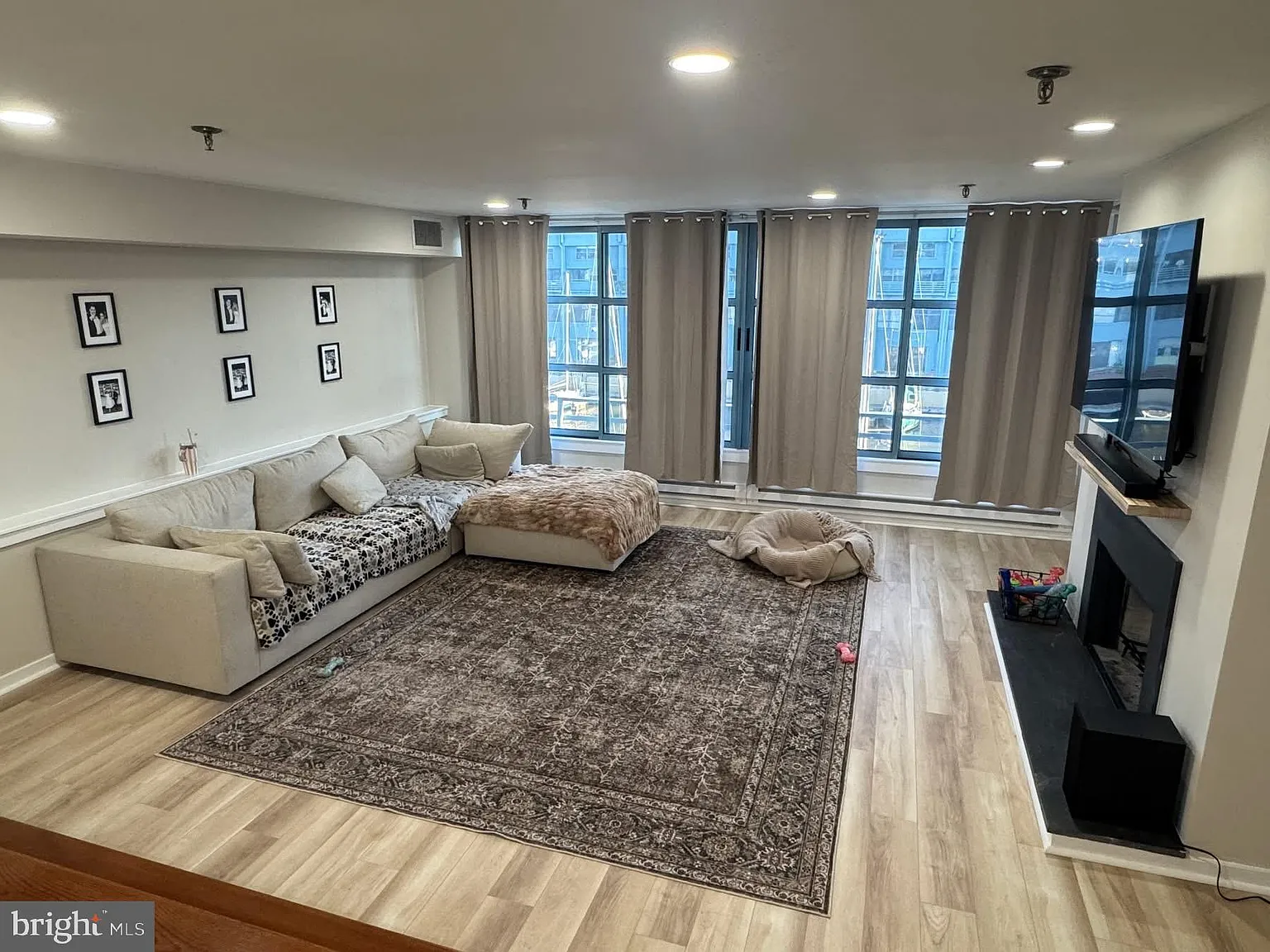 Pier 5 Condominiums — Photo 2