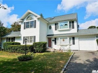 111 Spruce St, Massapequa Park, NY 11762