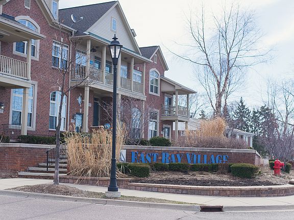4th image of 155 E Bay Dr #1