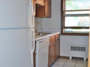 826 E Henry Clay St APT 2, Whitefish Bay, WI 53217