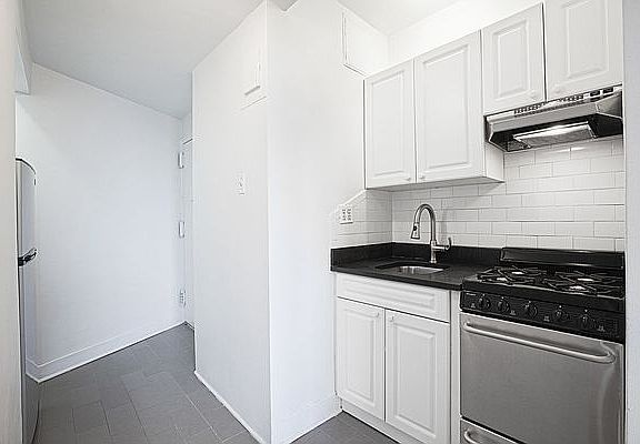 4th image of 160 W 71st St APT 19N