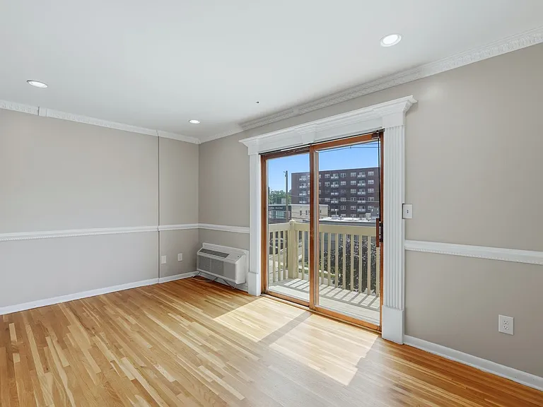 1 Coles Ave #1C — Photo 6