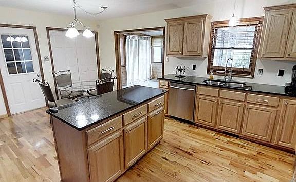 4th image of 1425 32nd Street Ct NE