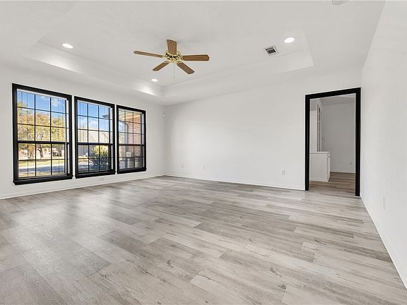 5th image of 204 Hearthstone Cir