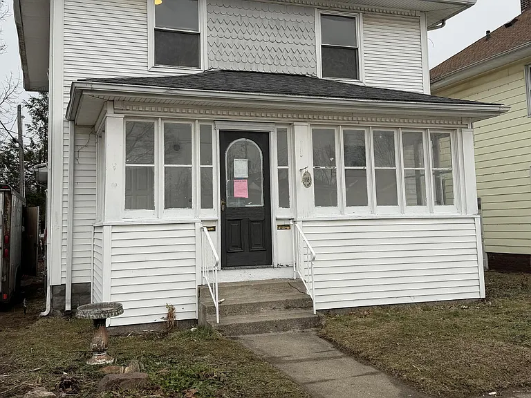 1018 E 4th St — Photo 1