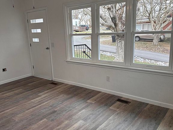 3rd image of 605 Cedar St
