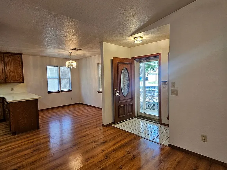 612 Springwood St — Photo 2