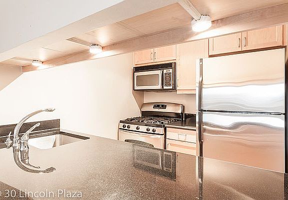 5th image of 30 W 63rd St APT 10S