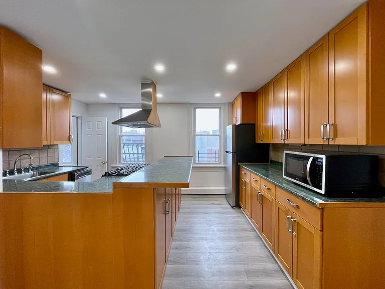 389 Monmouth St #3 — Photo 7